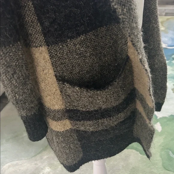 Cyrus Black and Tan Knitwear - Picture 6 of 12